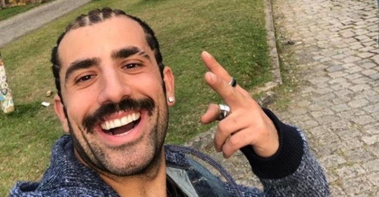 Kaysar posa ao lado dos pais e da irmã e comemora primeiro mês de sua família no Brasil