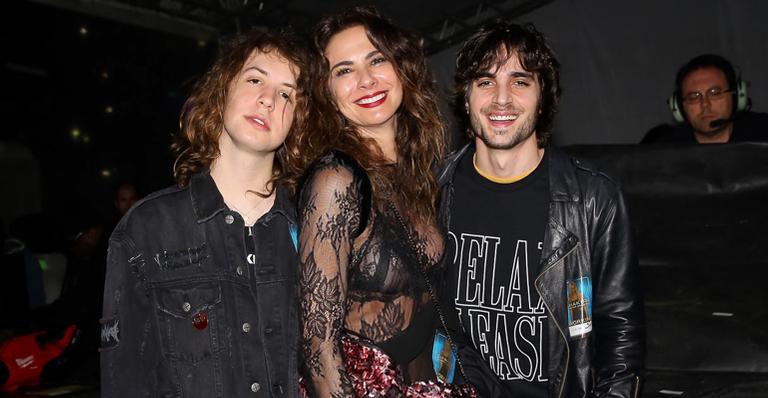 Luciana Gimenez brinca com o filho Lucas Jagger e jovem conta como é ser chamado de estranho