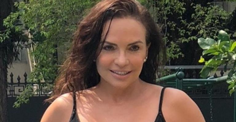 Aos 57 anos, Luíza Tomé posa com maiô sexy e arranca suspiros de seguidores: ”Musa”