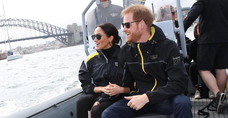 Grávida, Meghan Markle aposta em tênis de marca do Brasil para evento real ao lado de príncipe Harry