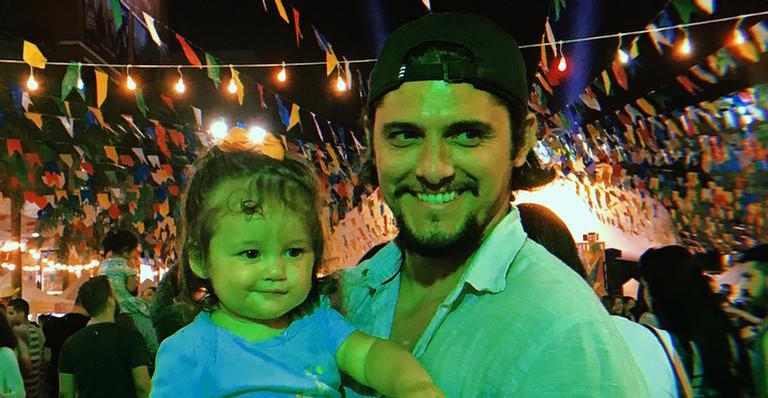 Alerta de fofura! Bruno Gissoni mostra Madalena toda descabelada ao acordar falando ”papai”