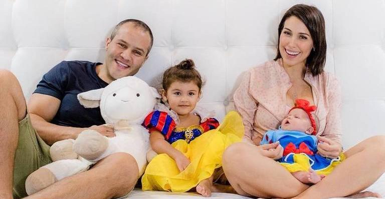 Bella Falconi exclui Maguila de foto de família e se justifica nas redes