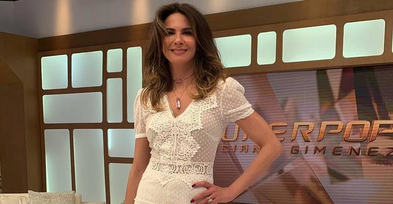Luciana Gimenez posa fazendo gesto obsceno e é duramente criticada na web