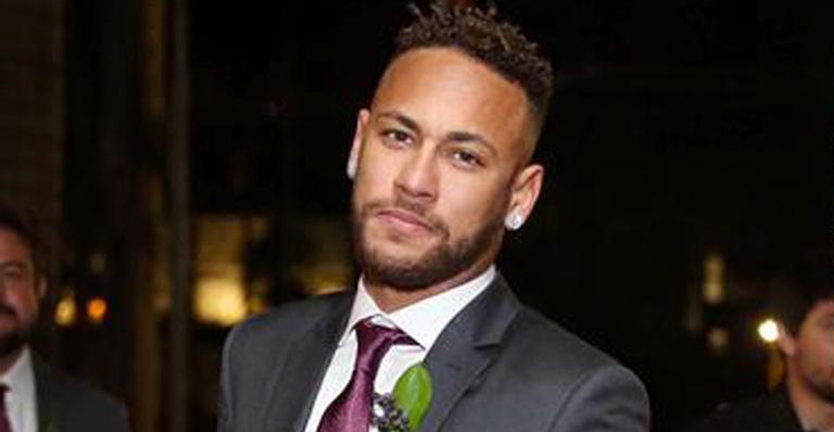 Corajoso! Neymar Jr. faz tatuagens de super-heróis nas costas