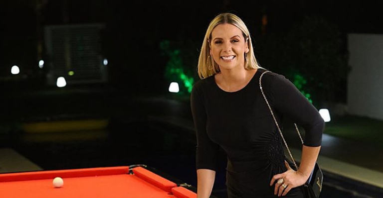 Carla Perez faz tocante homenagem para pais camelôs: ”Muita dignidade”