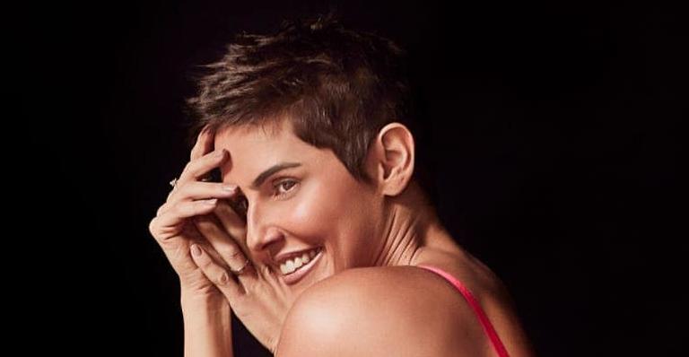 Deborah Secco exibe corpão com lingerie sensual vermelha: ”Me sentindo tão poderosa”