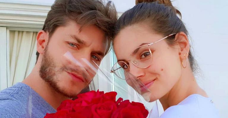 Camila Queiroz conta como foi pedida em namoro por Klebber Toledo