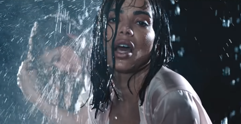 Com roupa molhada e lingerie sensual, Anitta faz o clima esquentar em novo clipe com Greeicy Rendon