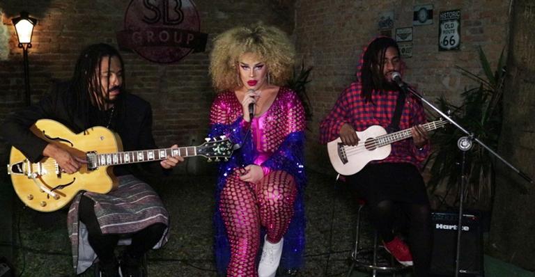 Glória Groove apresenta versão acústica e exclusiva do sucesso ‘Bumbum de Ouro’