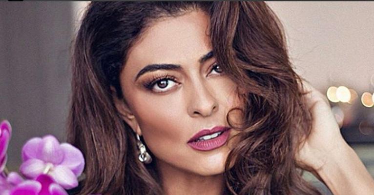 Juliana Paes surge de topless e minibiquíni exibindo o bumbum empinado e deixa aviso inusitado