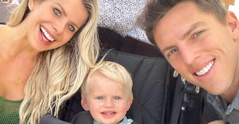 Com a mãe no Caribe, Enrico Bacchi cai na gargalhada ao brincar no colo de Amaury Nunes
