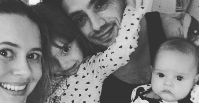 Mari Bridi e Rafael Cardoso posam com os filhos e encantam a web