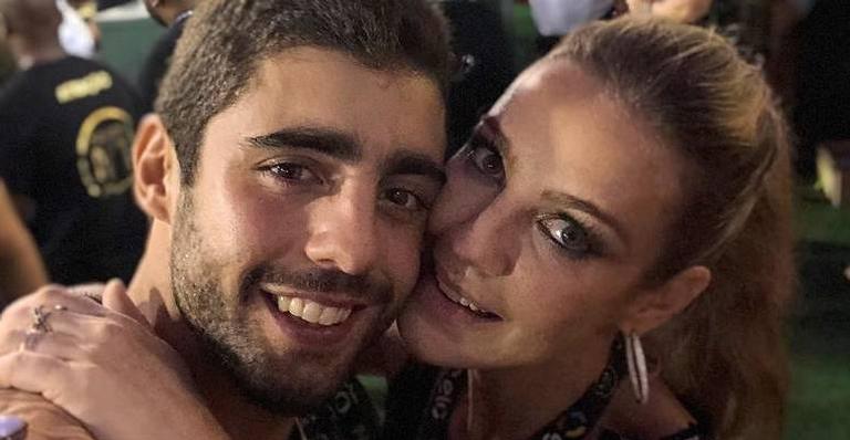 Pedro Scooby compartilha foto ousada de Luana Piovani no banheiro e diz: ”Valeu ter perdido o voo”