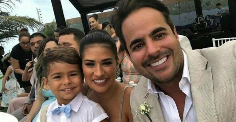 Simone exibe árvore de natal enorme em sua mansão luxuosa