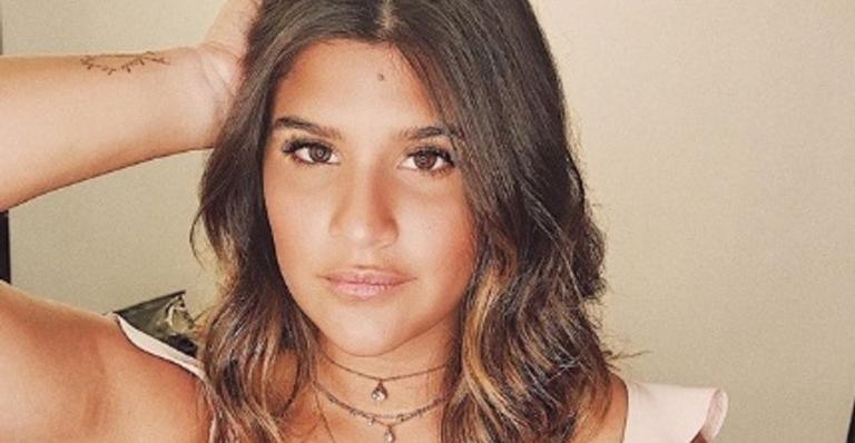Giulia Costa aproveita festa de Halloween ao lado de novo namorado misterioso