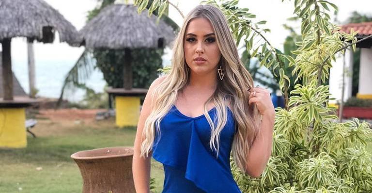 Após cirurgias, ex-BBB Patrícia Leitte posta foto de maiô e desabafa: ”Tenho celulite e estria sim”