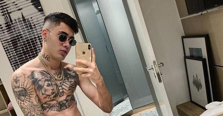 Kevinho ostenta carro de luxo de R$ 2 milhões em viagem a Miami e até Romero Britto elogia