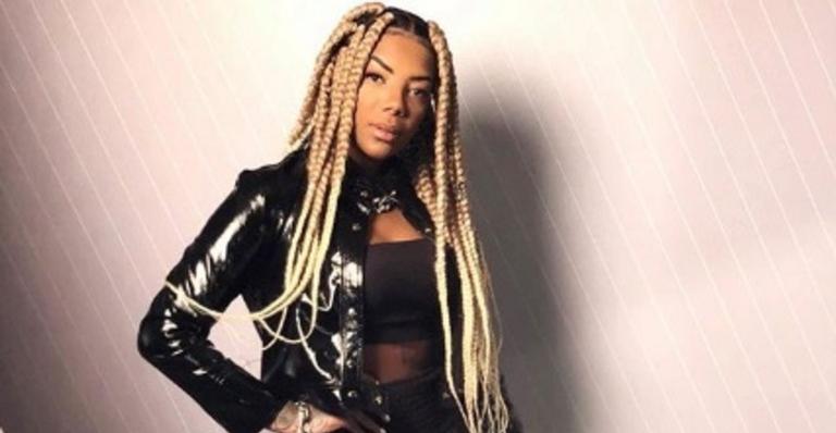 No meio da transição capilar, Ludmilla surpreende seguidores ao mostrar como está seu cabelo natural