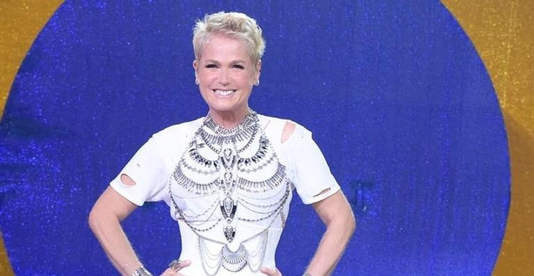 Xuxa posta foto amamentando Sasha recém-nascida e fãs se derretem
