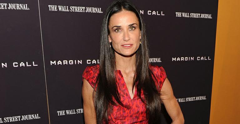 Após perder dentes pelo uso de drogas, Demi Moore se recupera e admite: ”Não tinha autoestima”
