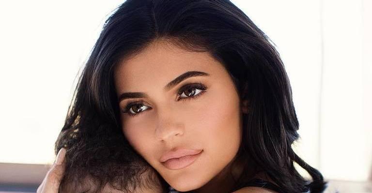 Em cliques fofíssimos, Kylie Jenner aparece fantasiada de borboleta com a filhinha de 8 meses
