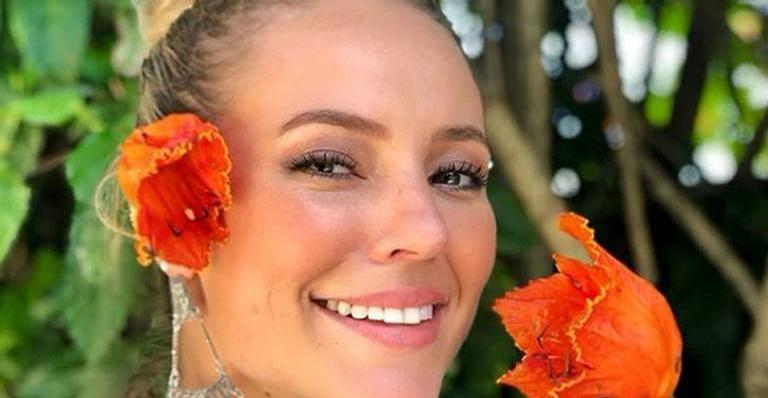 De maiô, Paolla Oliveira exibe corpão em piscina de resort 5 estrelas