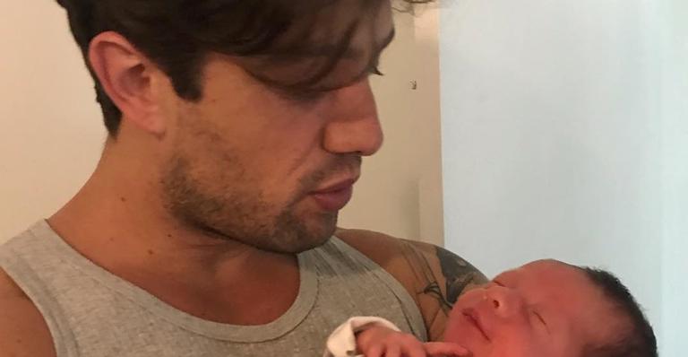 Fofura! Rafael Cardoso é flagrado ninando a afilhada recém-nascida: ”Dindo babão”