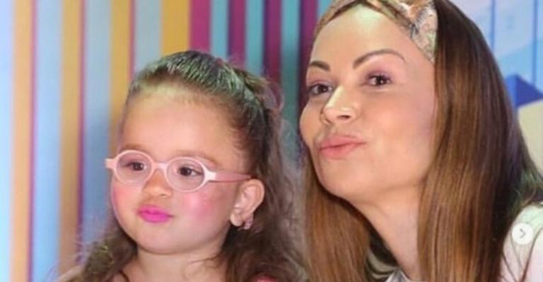 Com look idêntico, Solange Almeida comemora aniversário de 5 anos da filha com festa temática