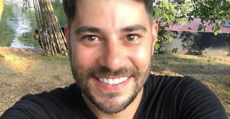 Evaristo Costa manda resposta fofíssima para fã que revelou também estar em Londres