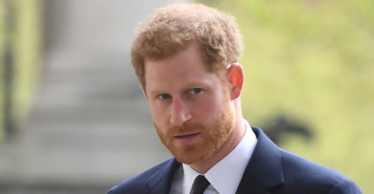 Príncipe Harry quebra regra da realeza e consola menino que perdeu a mãe: ”Vai ficar tudo bem”