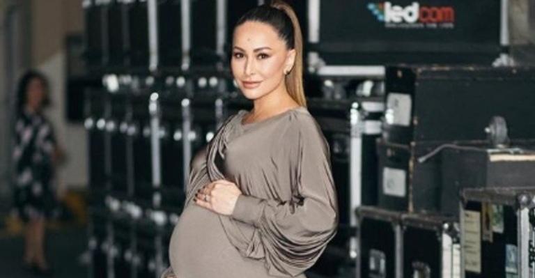 Prestes a dar à luz, Sabrina Sato faz aula para aprender a dar primeiro banho em Zoe