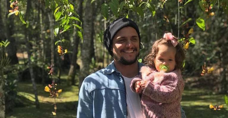 Fofíssima! Bruno Gissoni mostra reação de Madalena ao viajar de avião