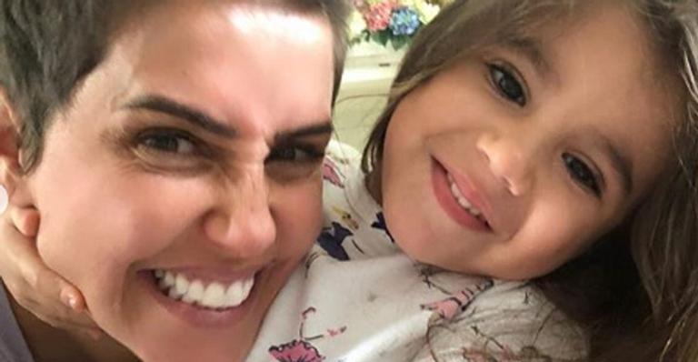 Deborah Secco comemora 12 milhões de seguidores com vídeo de Maria Flor
