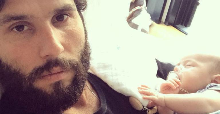 Dudu Azevedo toca violão para o filho e reação do bebê encanta fãs