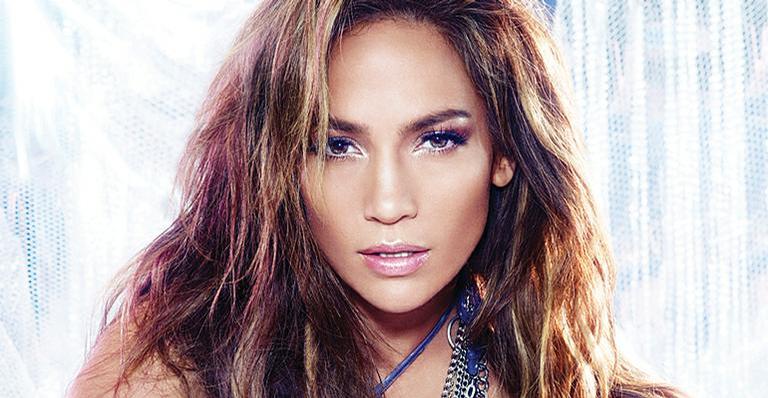 Aos 49 anos, Jennifer Lopez posa seminua para revista gringa