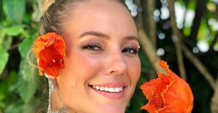 Paolla Oliveira exibe fenda ousada e coloca pernão pra jogo em Alagoas