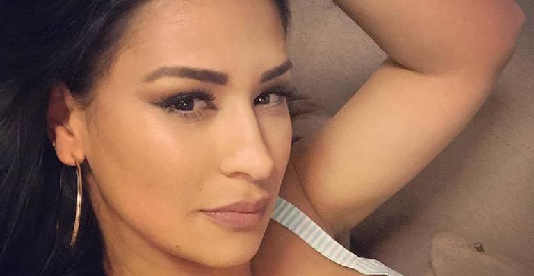 Simone exibe foto seminua de cantora e desabafa que precisa ”tomar vergonha na cara”