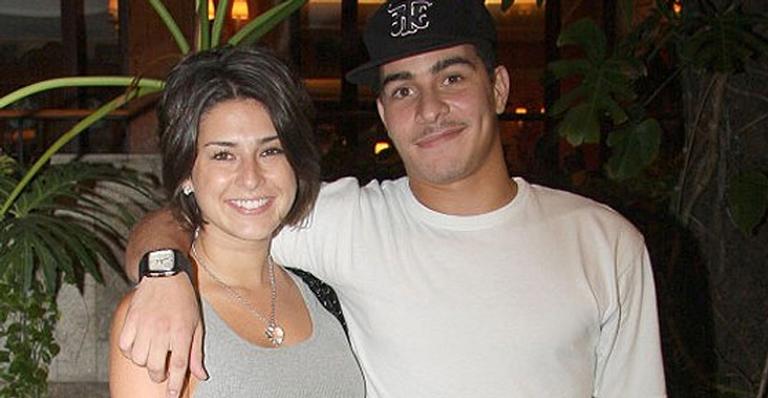 Fernanda Paes Leme encontra o ex Thiago Martins em Fernando de Noronha