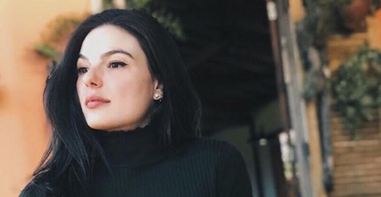 Prestes a dar à luz, Isis Valverde exibe barrigão em dia de academia