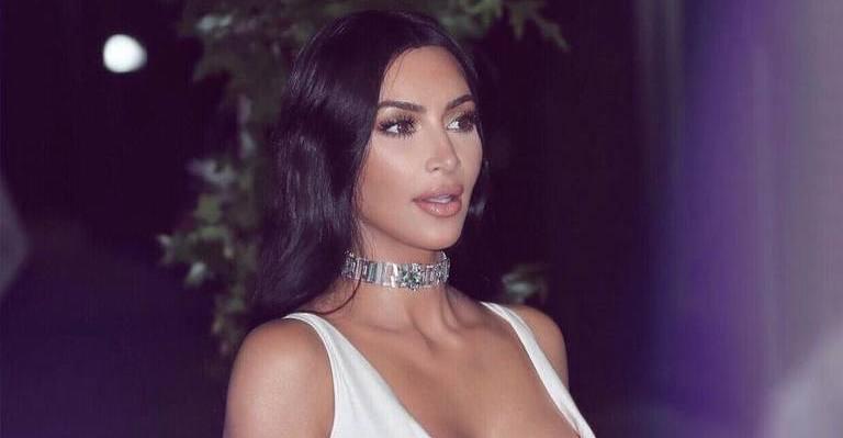 Kim Kardashian xinga pessoas que não entendem sua fantasia de ”retardados” e é rechaçada pelos fãs