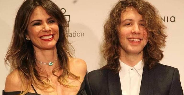 Luciana Gimenez presenteia o filho Lucas Jagger com fantasia ‘sexy’ para o Halloween