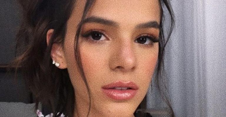 Bruna Marquezine é flagrada em set de gravações com Emma Roberts