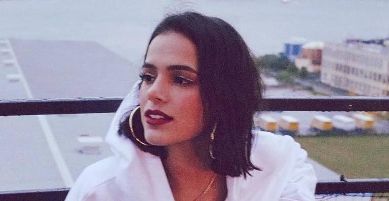 Na Califórnia, Bruna Marquezine posa deslumbrante e é comparada com cantora internacional