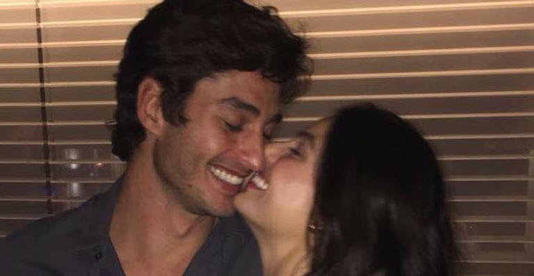 Aos 9 meses, Isis Valverde esbanja salto alto em jantar com o maridão, André Resende
