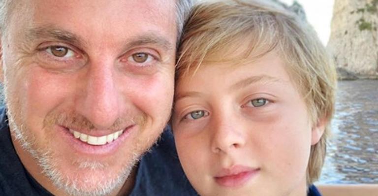 Luciano Huck comemora o aniversário do filho e brinca: ”Puxou a mãe”