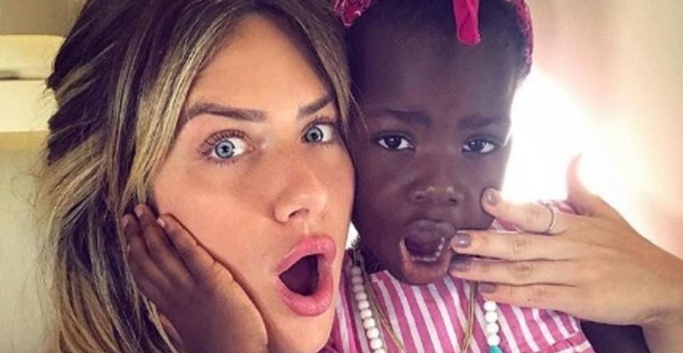 Fofura! Titi encanta ao aparecer vestindo o biquíni de sua mãe, Giovanna Ewbank