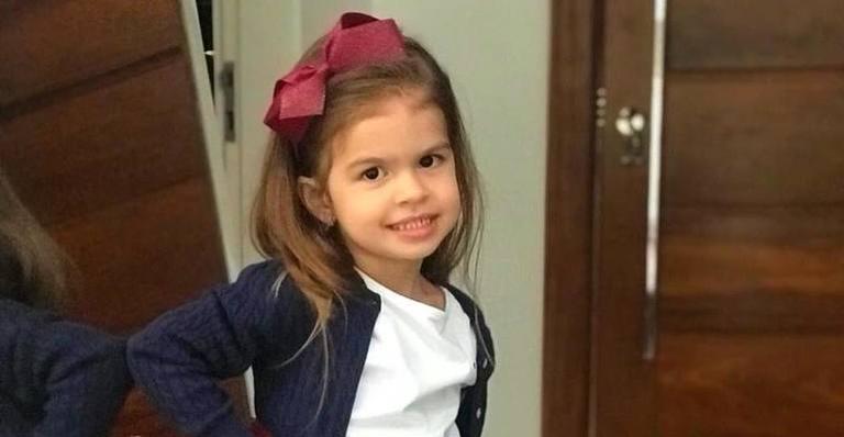 Aos 4 anos, Valentina Muniz adere à moda do verão e esbanja estilo em maiô neon
