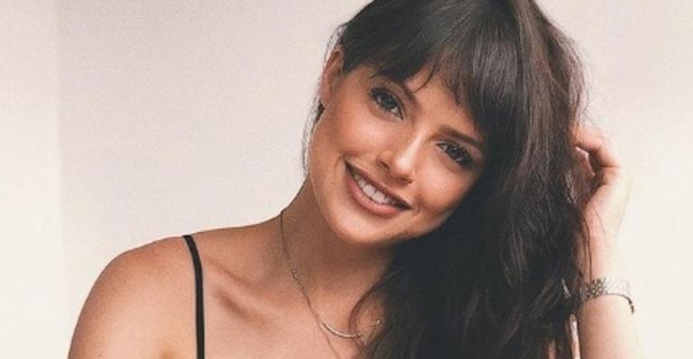 Agatha Moreira dá adeus à franjinha e surge com novo visual para viagem de férias