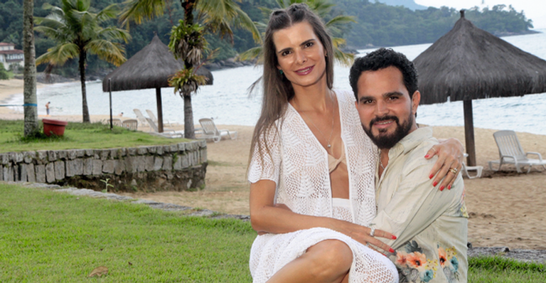 Flávia Camargo exibe decoração de Natal e cômodo gigantesco da casa de Luciano Camargo rouba a cena
