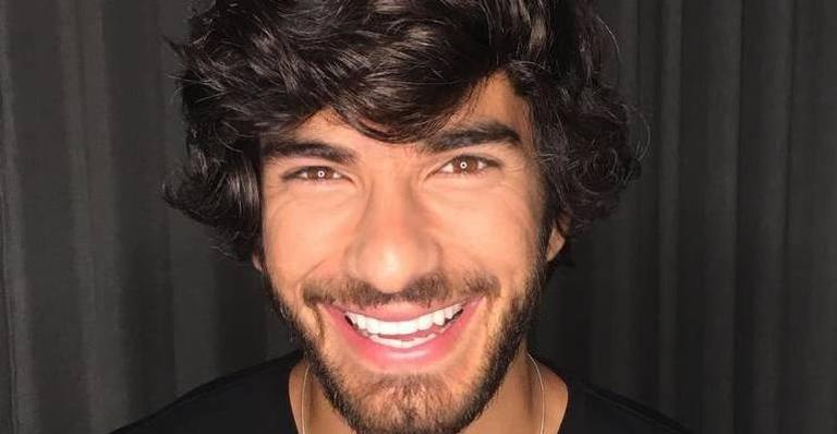 Casado com Deborah Secco, Hugo Moura revela que já beijou outro homem